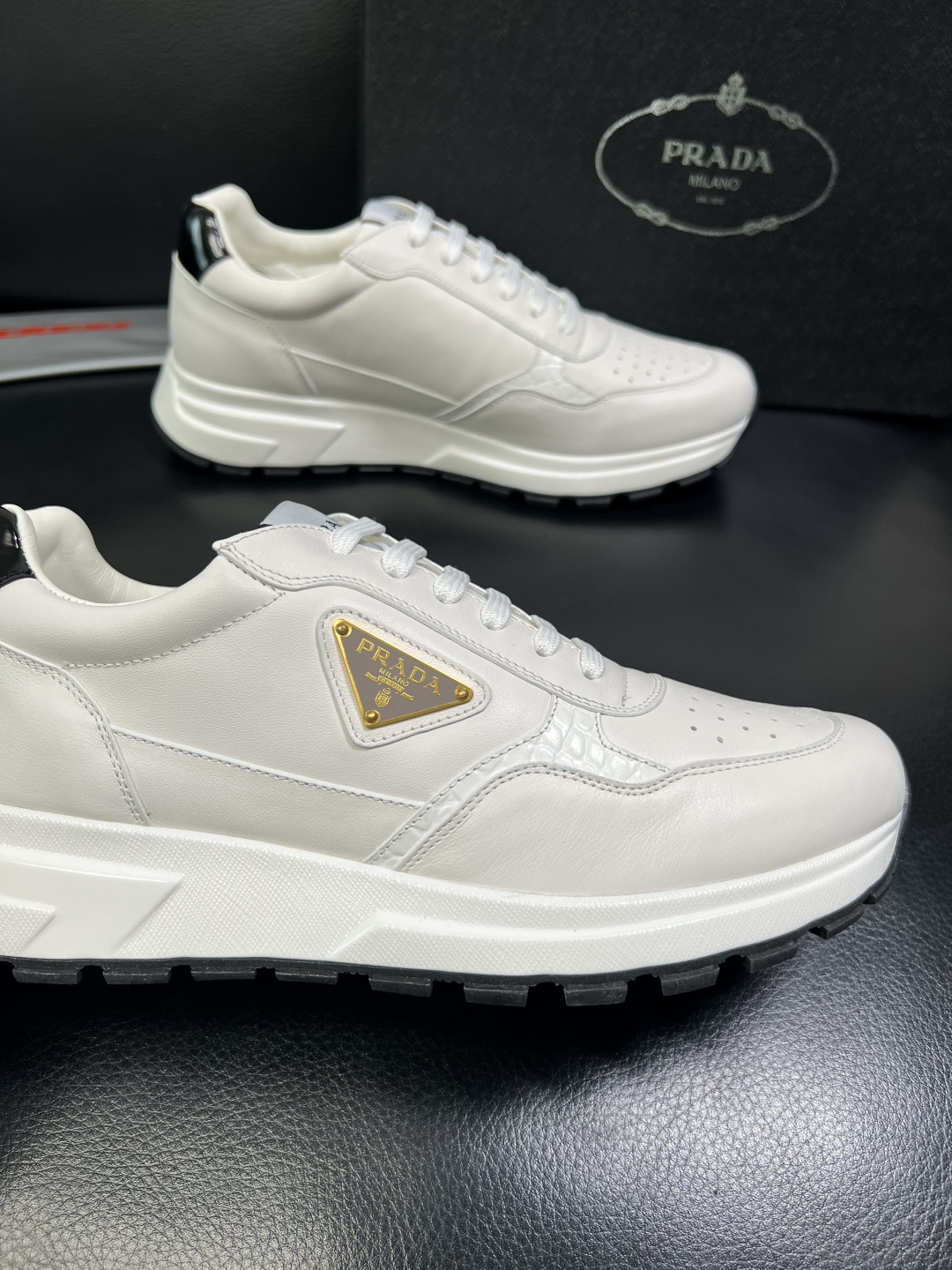 PRADA 高品质 顶级工艺品 普拉达 专柜同步 原厂配置，意大利进口原版牛皮，透气舒适进口水染牛里垫，