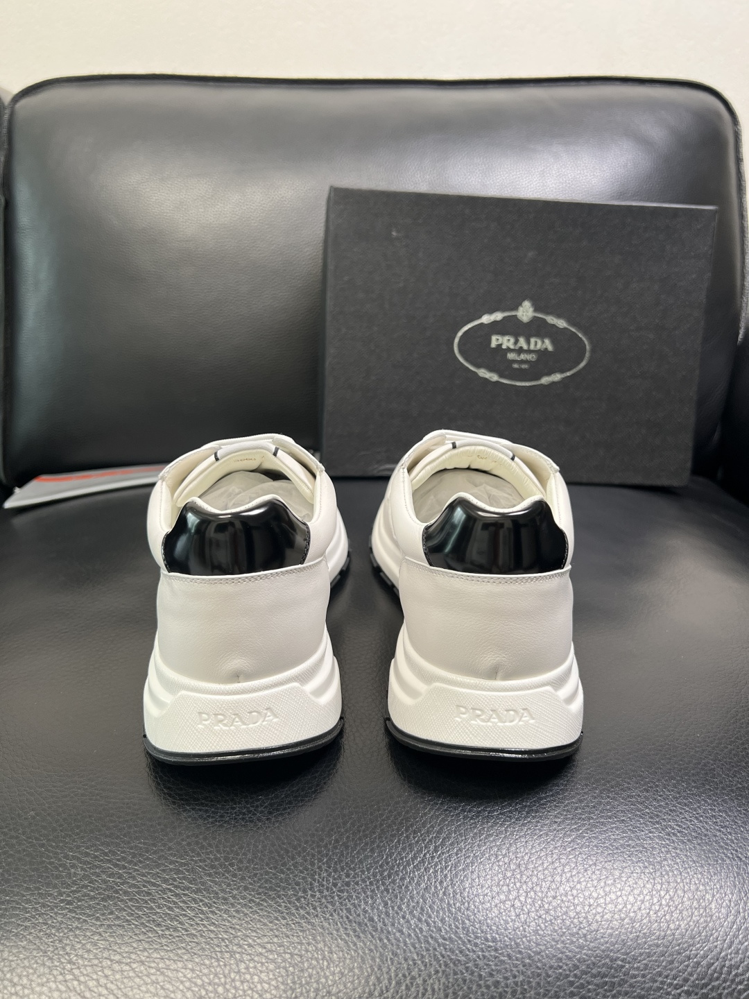 PRADA 高品质 顶级工艺品 普拉达 专柜同步 原厂配置，意大利进口原版牛皮，透气舒适进口水染牛里垫，