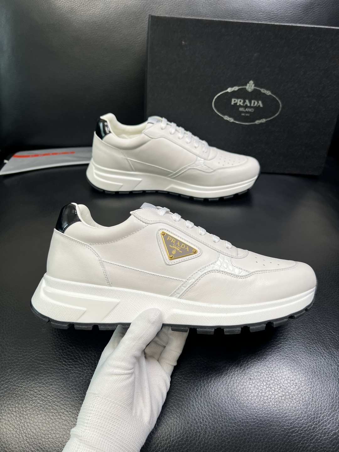 PRADA 高品质 顶级工艺品 普拉达 专柜同步 原厂配置，意大利进口原版牛皮，透气舒适进口水染牛里垫，