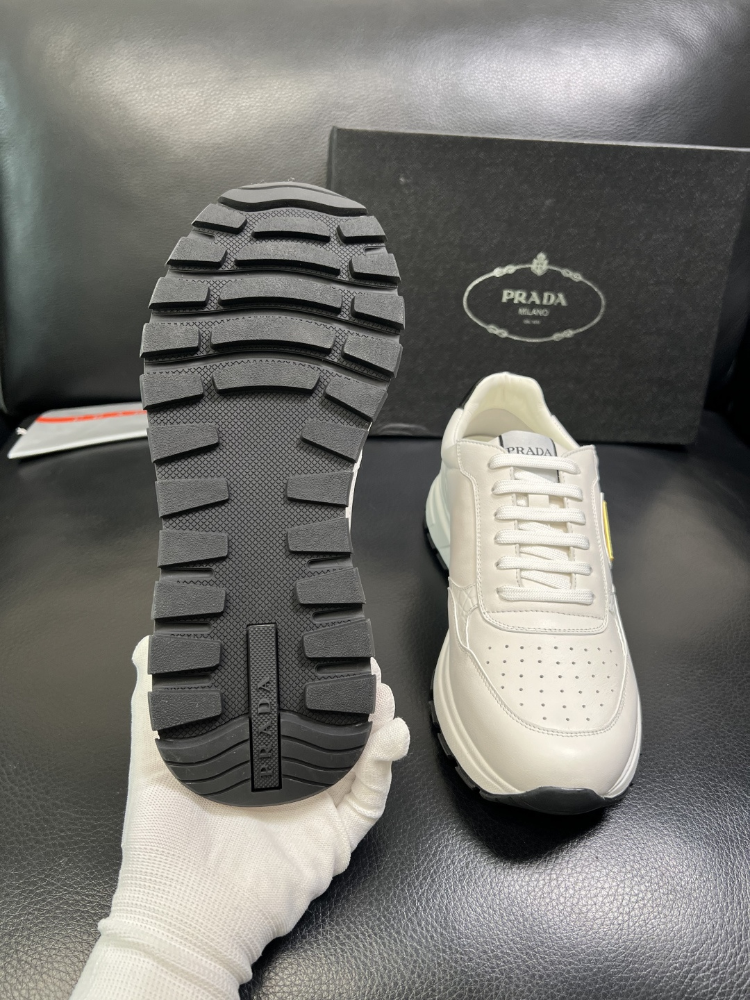 PRADA 高品质 顶级工艺品 普拉达 专柜同步 原厂配置，意大利进口原版牛皮，透气舒适进口水染牛里垫，