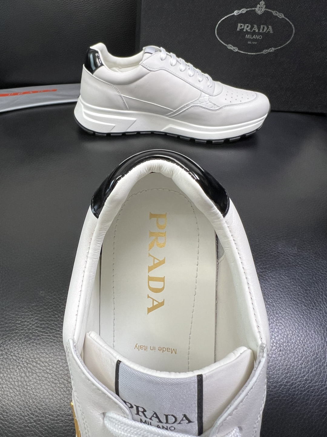 PRADA 高品质 顶级工艺品 普拉达 专柜同步 原厂配置，意大利进口原版牛皮，透气舒适进口水染牛里垫，