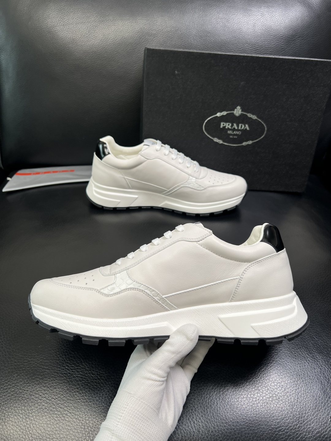 PRADA 高品质 顶级工艺品 普拉达 专柜同步 原厂配置，意大利进口原版牛皮，透气舒适进口水染牛里垫，