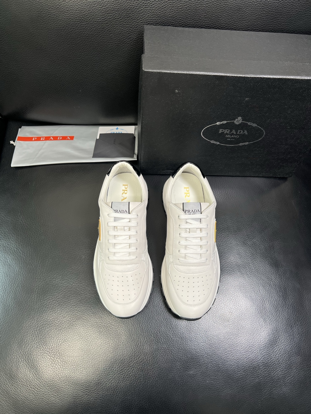 PRADA 高品质 顶级工艺品 普拉达 专柜同步 原厂配置，意大利进口原版牛皮，透气舒适进口水染牛里垫，