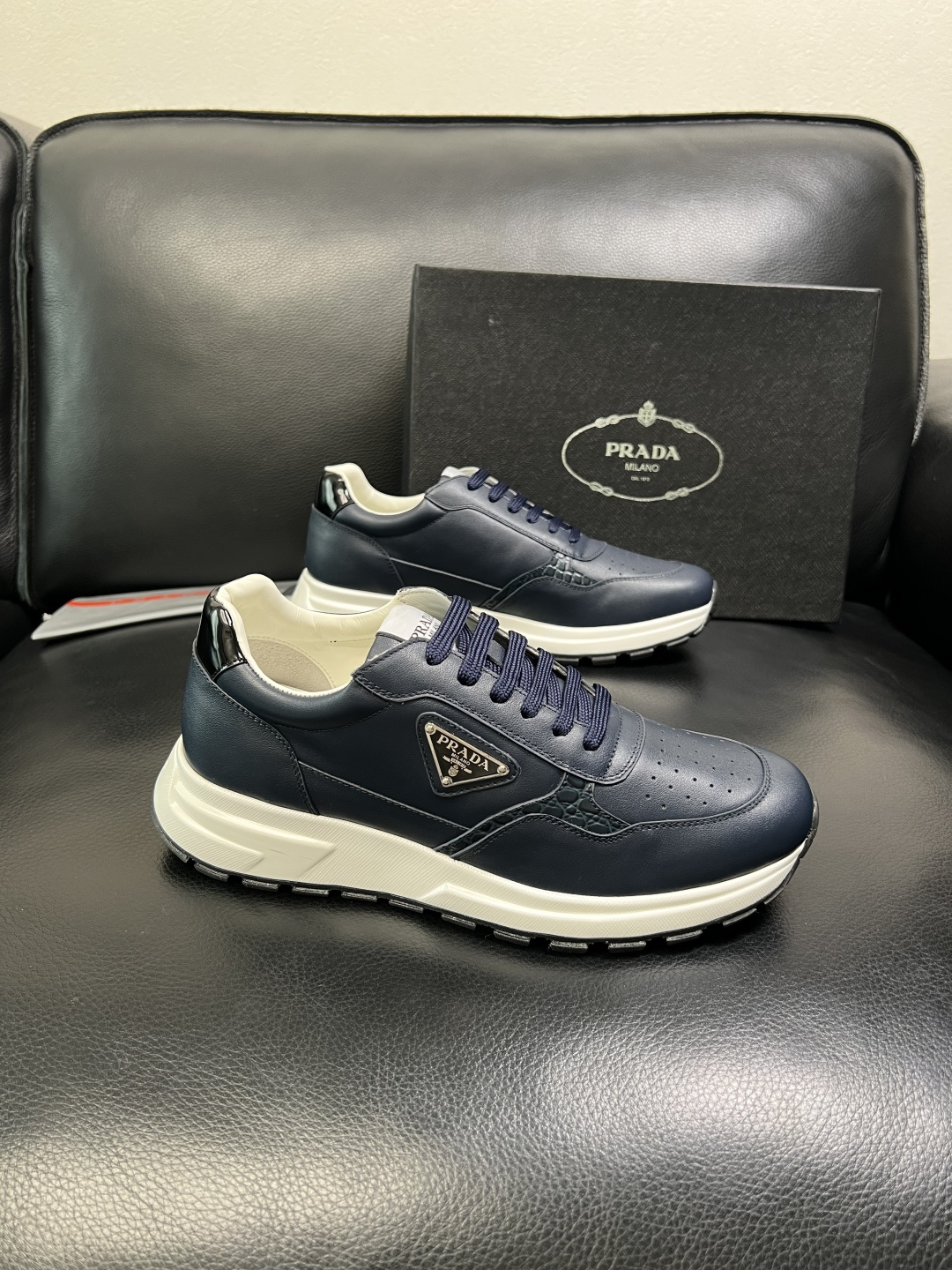 PRADA 高品质 顶级工艺品 普拉达 专柜同步 原厂配置，意大利进口原版牛皮，透气舒适进口水染牛里垫，