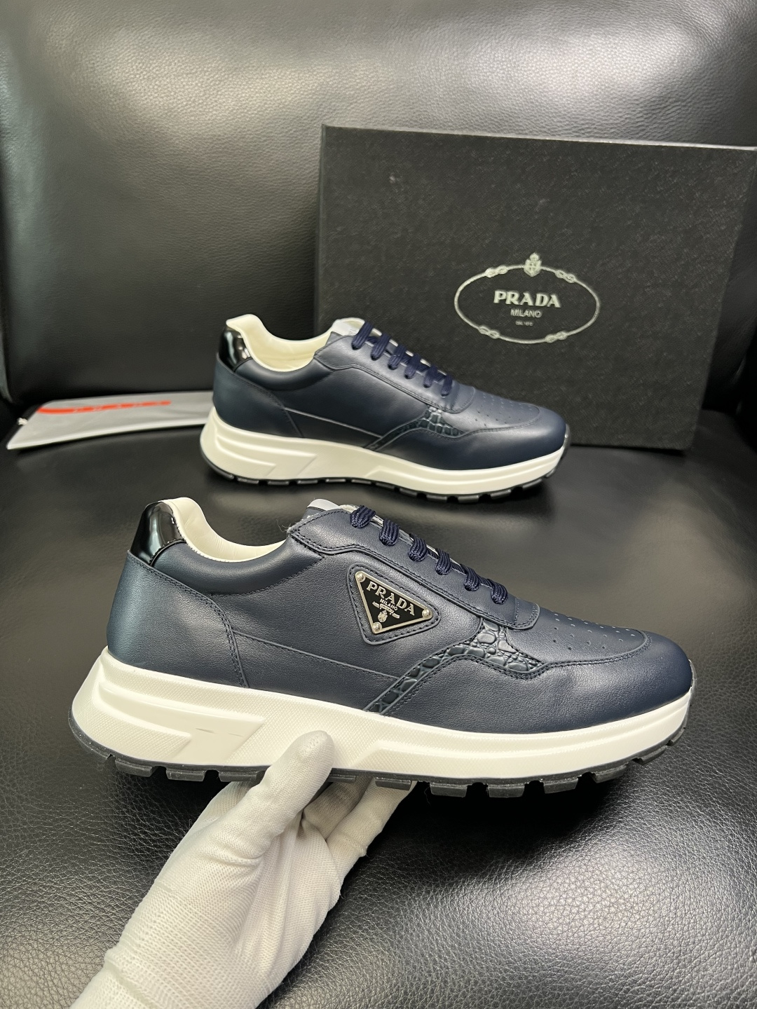 PRADA 高品质 顶级工艺品 普拉达 专柜同步 原厂配置，意大利进口原版牛皮，透气舒适进口水染牛里垫，