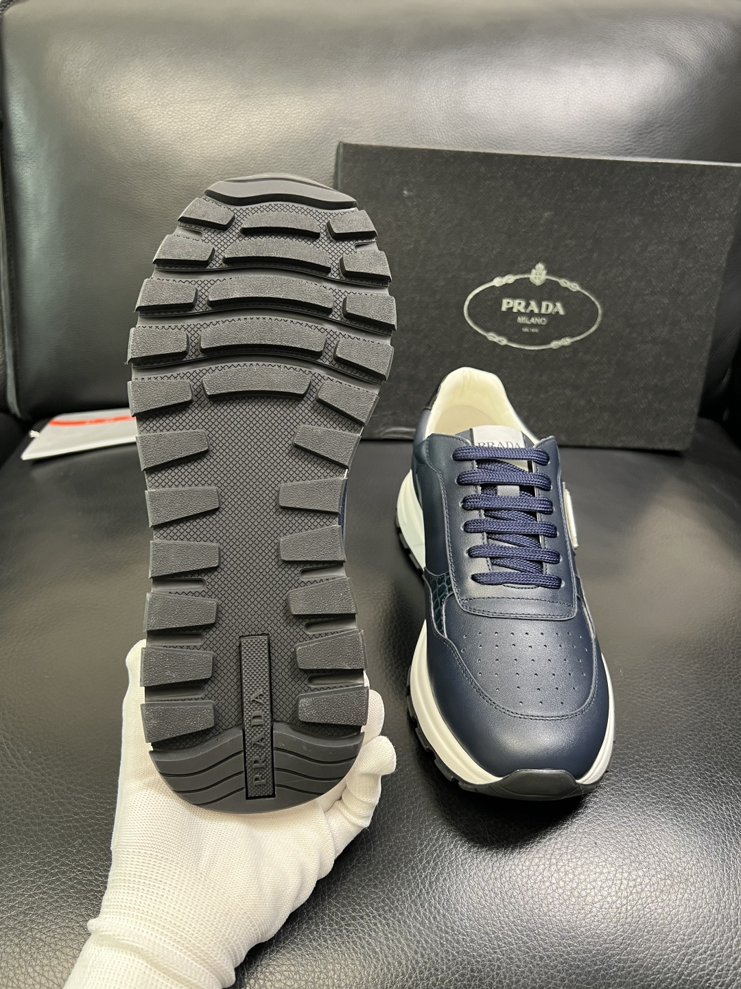 PRADA 高品质 顶级工艺品 普拉达 专柜同步 原厂配置，意大利进口原版牛皮，透气舒适进口水染牛里垫，