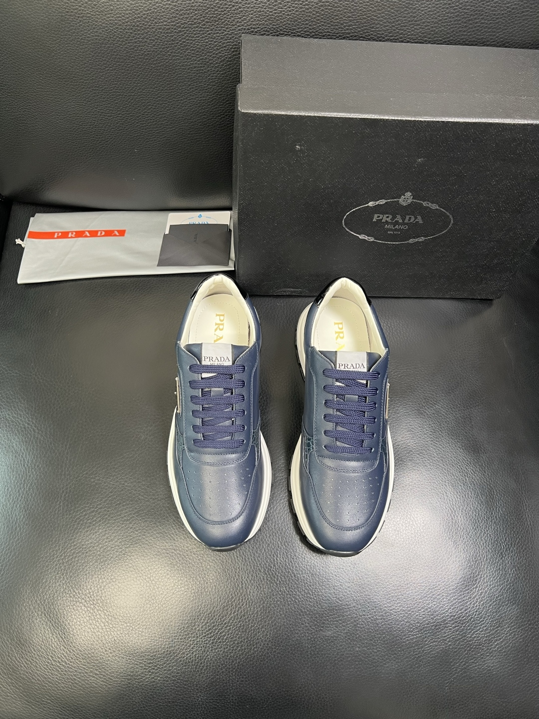 PRADA 高品质 顶级工艺品 普拉达 专柜同步 原厂配置，意大利进口原版牛皮，透气舒适进口水染牛里垫，