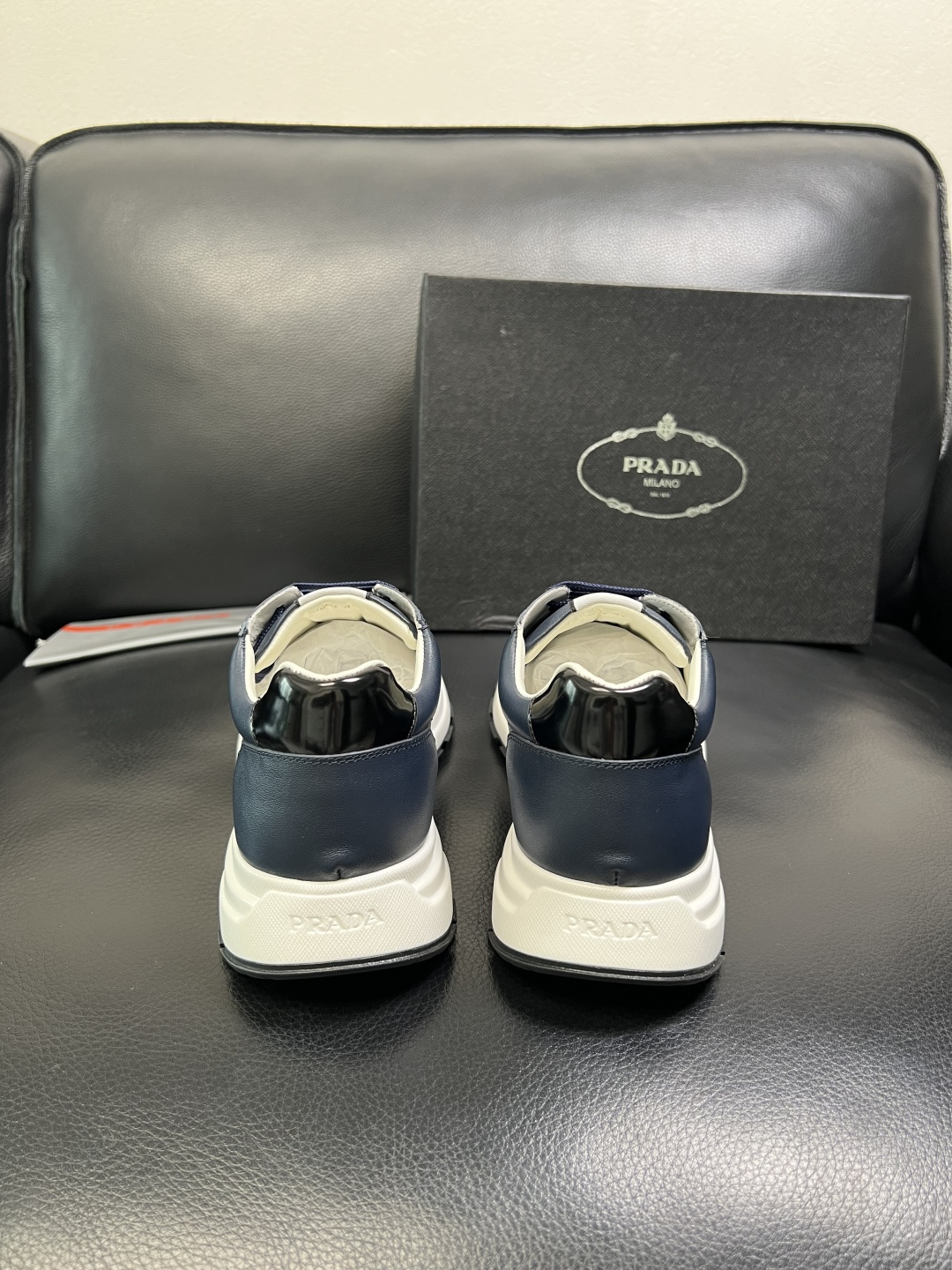 PRADA 高品质 顶级工艺品 普拉达 专柜同步 原厂配置，意大利进口原版牛皮，透气舒适进口水染牛里垫，