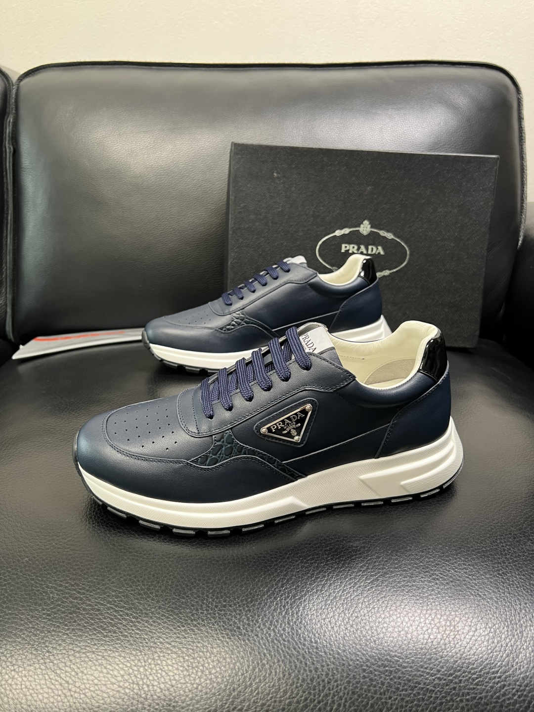 PRADA 高品质 顶级工艺品 普拉达 专柜同步 原厂配置，意大利进口原版牛皮，透气舒适进口水染牛里垫，