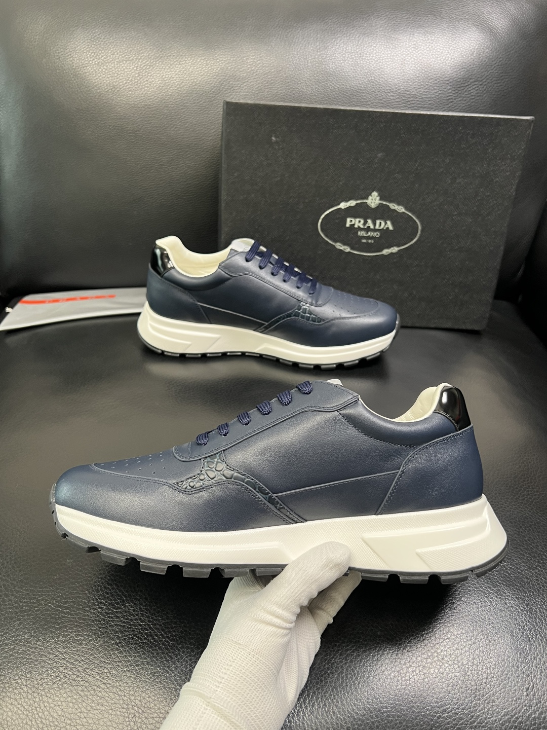 PRADA 高品质 顶级工艺品 普拉达 专柜同步 原厂配置，意大利进口原版牛皮，透气舒适进口水染牛里垫，