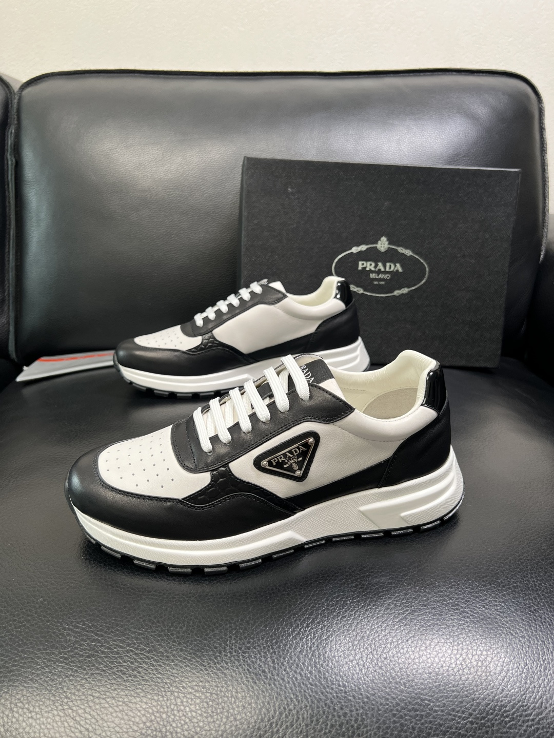 PRADA 高品质 顶级工艺品 普拉达 专柜同步 原厂配置，意大利进口原版牛皮，透气舒适进口水染牛里垫，