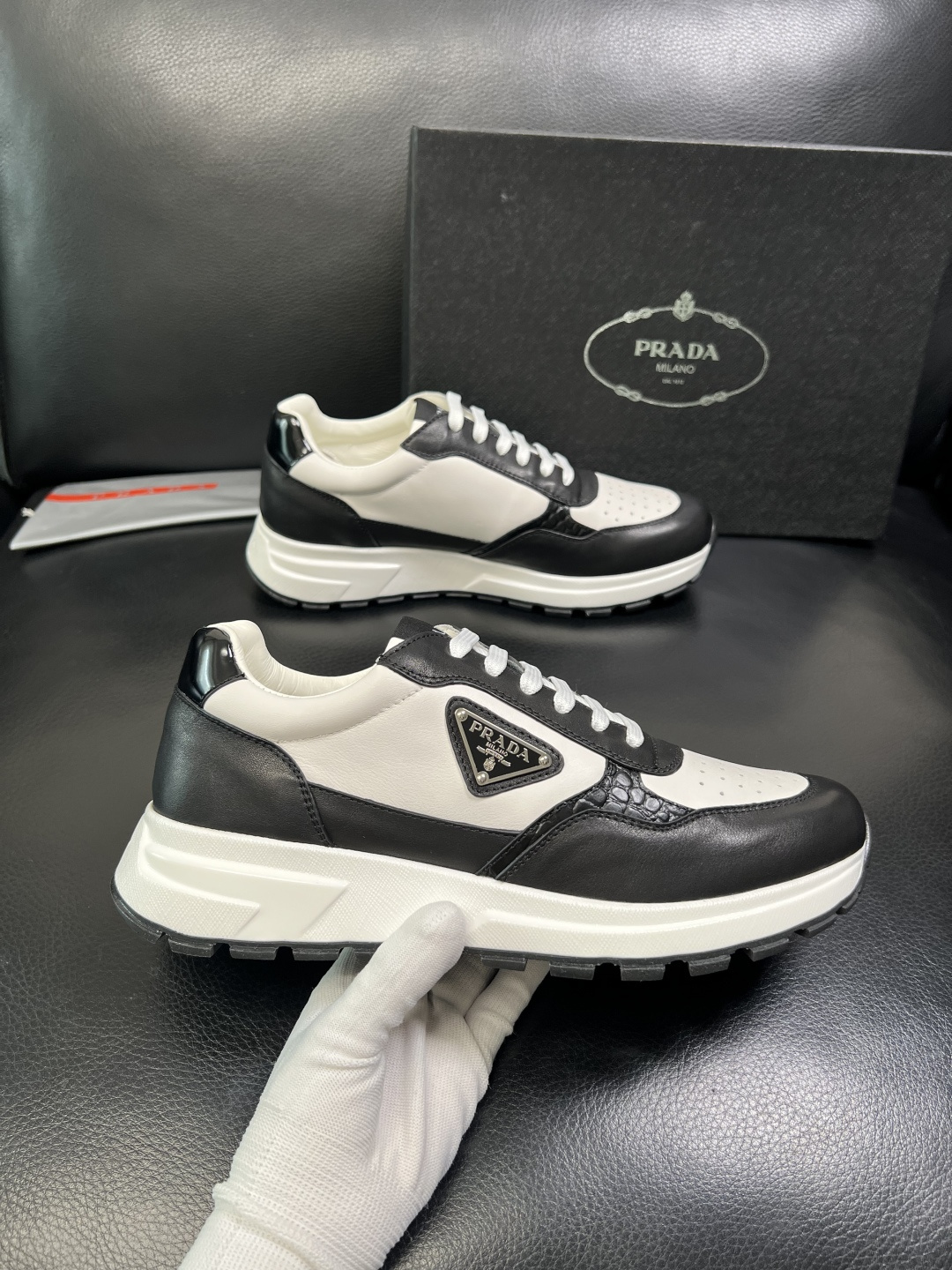 PRADA 高品质 顶级工艺品 普拉达 专柜同步 原厂配置，意大利进口原版牛皮，透气舒适进口水染牛里垫，