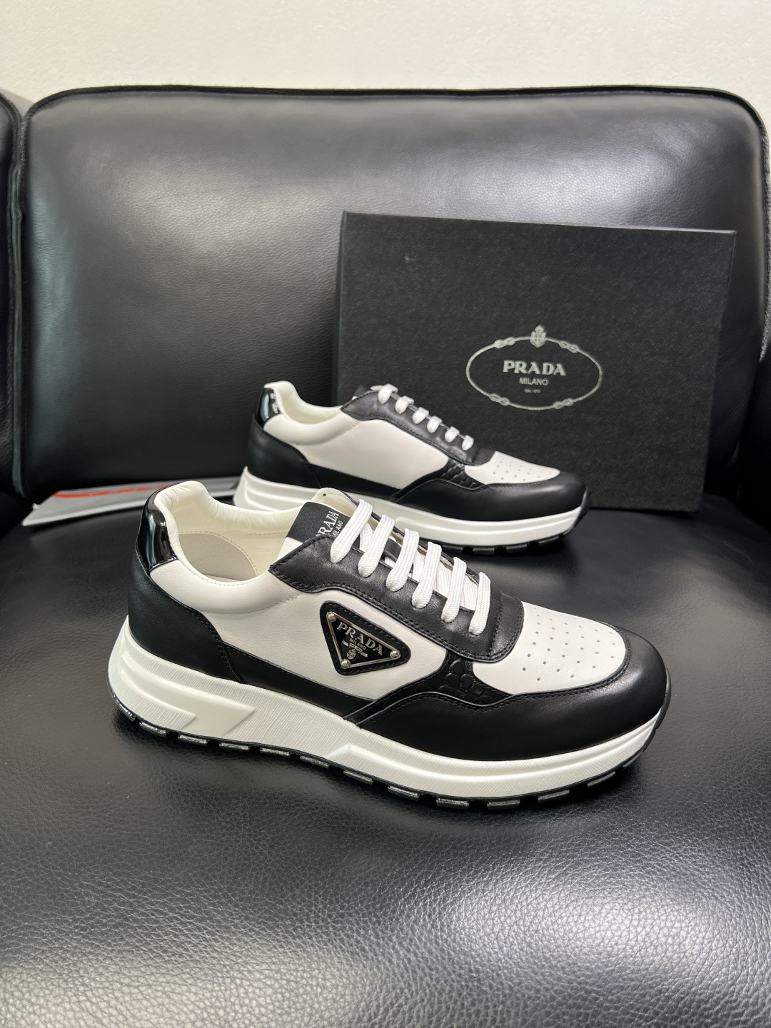 PRADA 高品质 顶级工艺品 普拉达 专柜同步 原厂配置，意大利进口原版牛皮，透气舒适进口水染牛里垫，