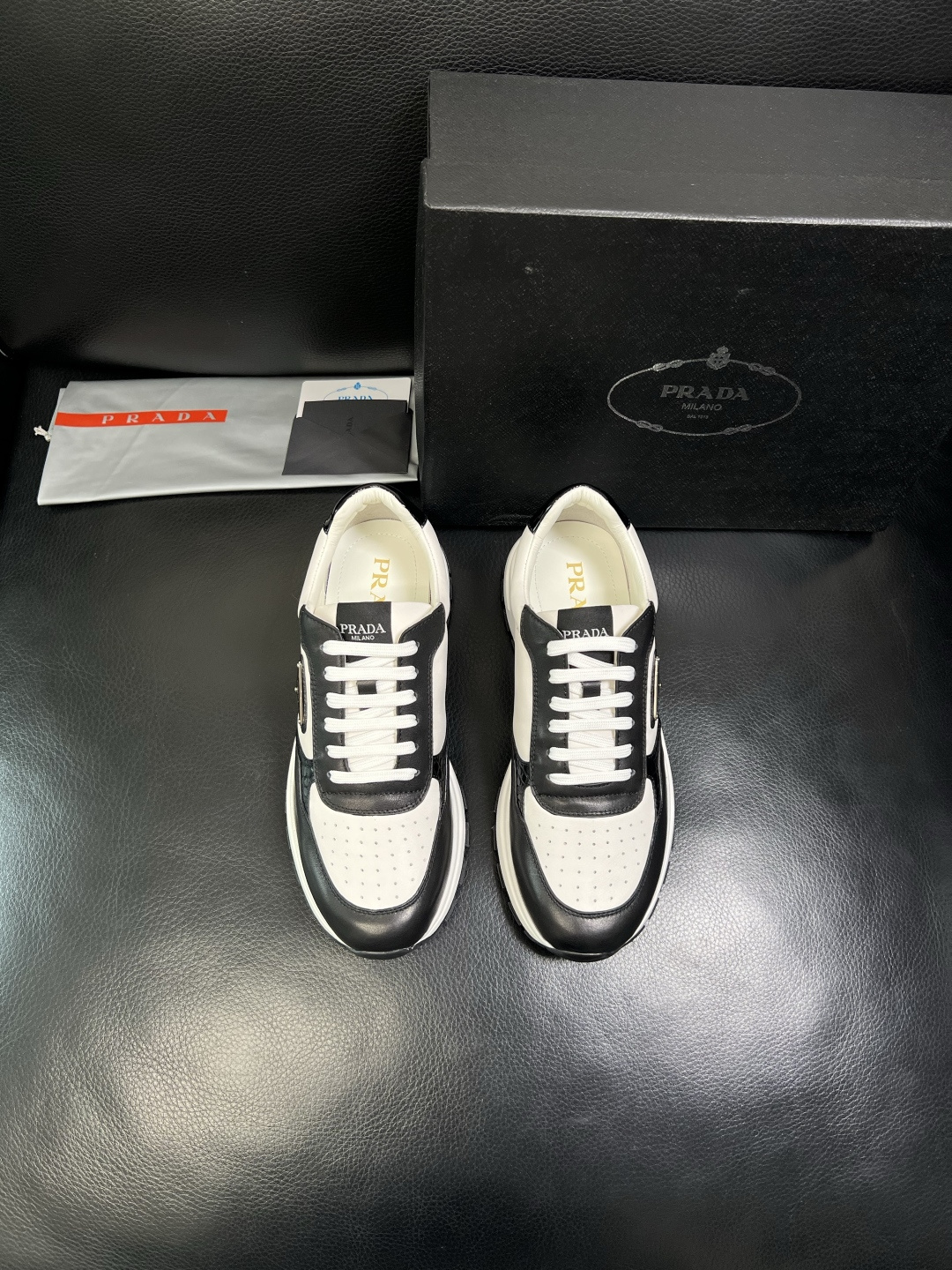 PRADA 高品质 顶级工艺品 普拉达 专柜同步 原厂配置，意大利进口原版牛皮，透气舒适进口水染牛里垫，