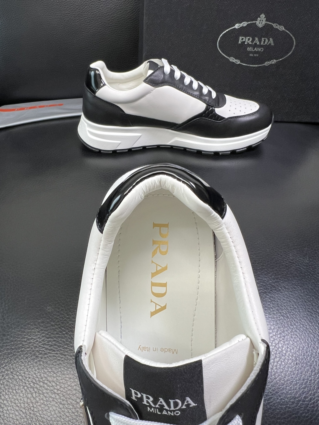 PRADA 高品质 顶级工艺品 普拉达 专柜同步 原厂配置，意大利进口原版牛皮，透气舒适进口水染牛里垫，