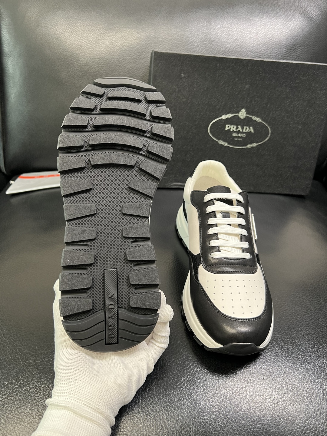 PRADA 高品质 顶级工艺品 普拉达 专柜同步 原厂配置，意大利进口原版牛皮，透气舒适进口水染牛里垫，