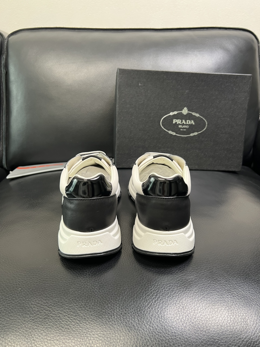 PRADA 高品质 顶级工艺品 普拉达 专柜同步 原厂配置，意大利进口原版牛皮，透气舒适进口水染牛里垫，