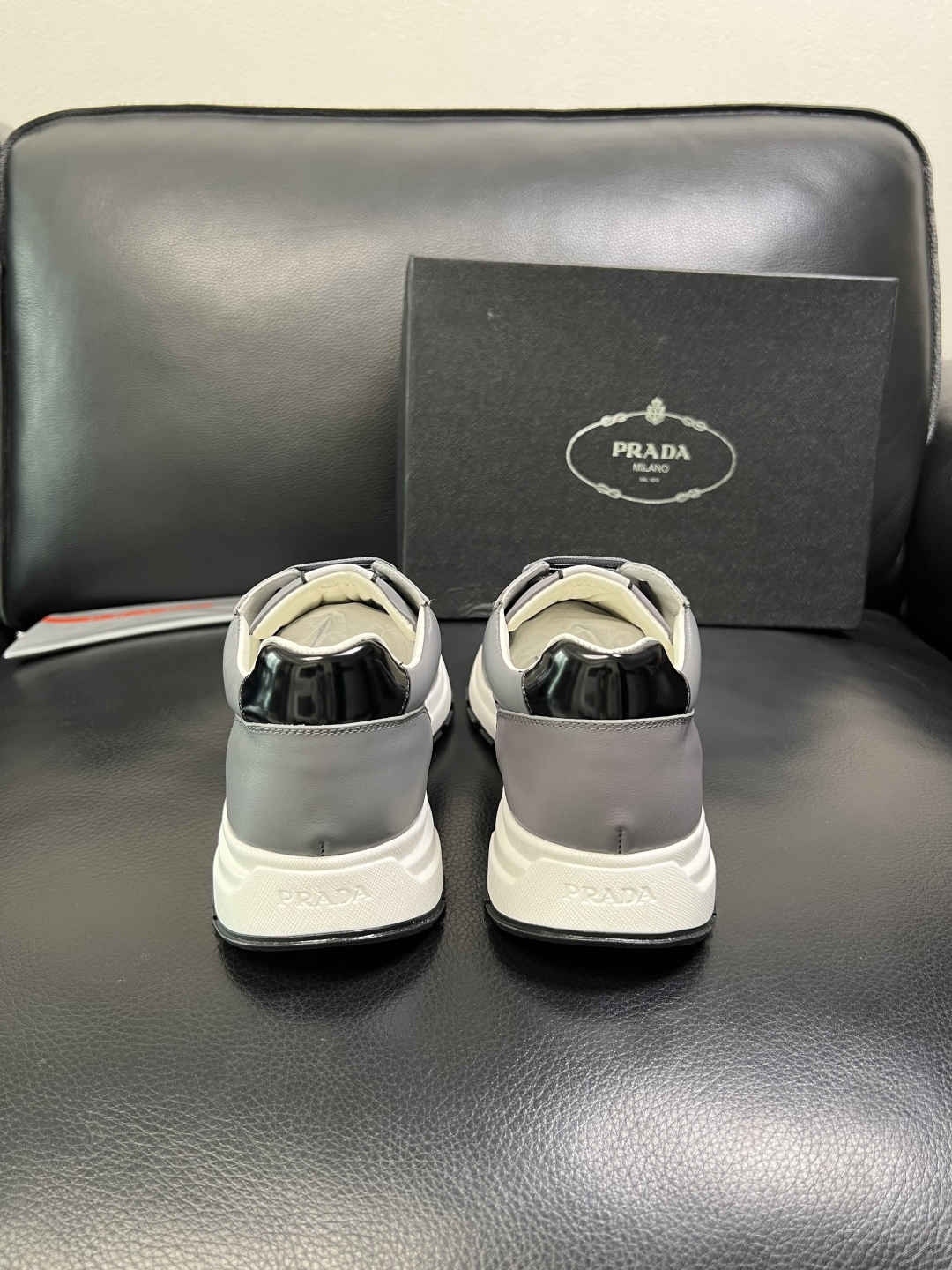 PRADA 高品质 顶级工艺品 普拉达 专柜同步 原厂配置，意大利进口原版牛皮，透气舒适进口水染牛里垫，