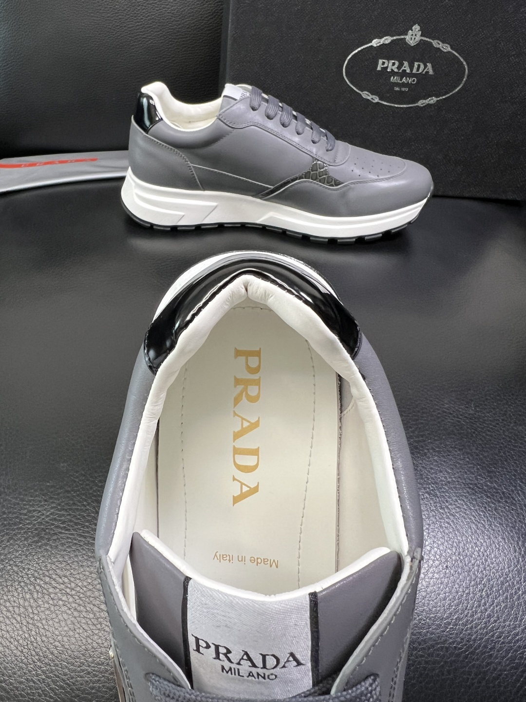 PRADA 高品质 顶级工艺品 普拉达 专柜同步 原厂配置，意大利进口原版牛皮，透气舒适进口水染牛里垫，