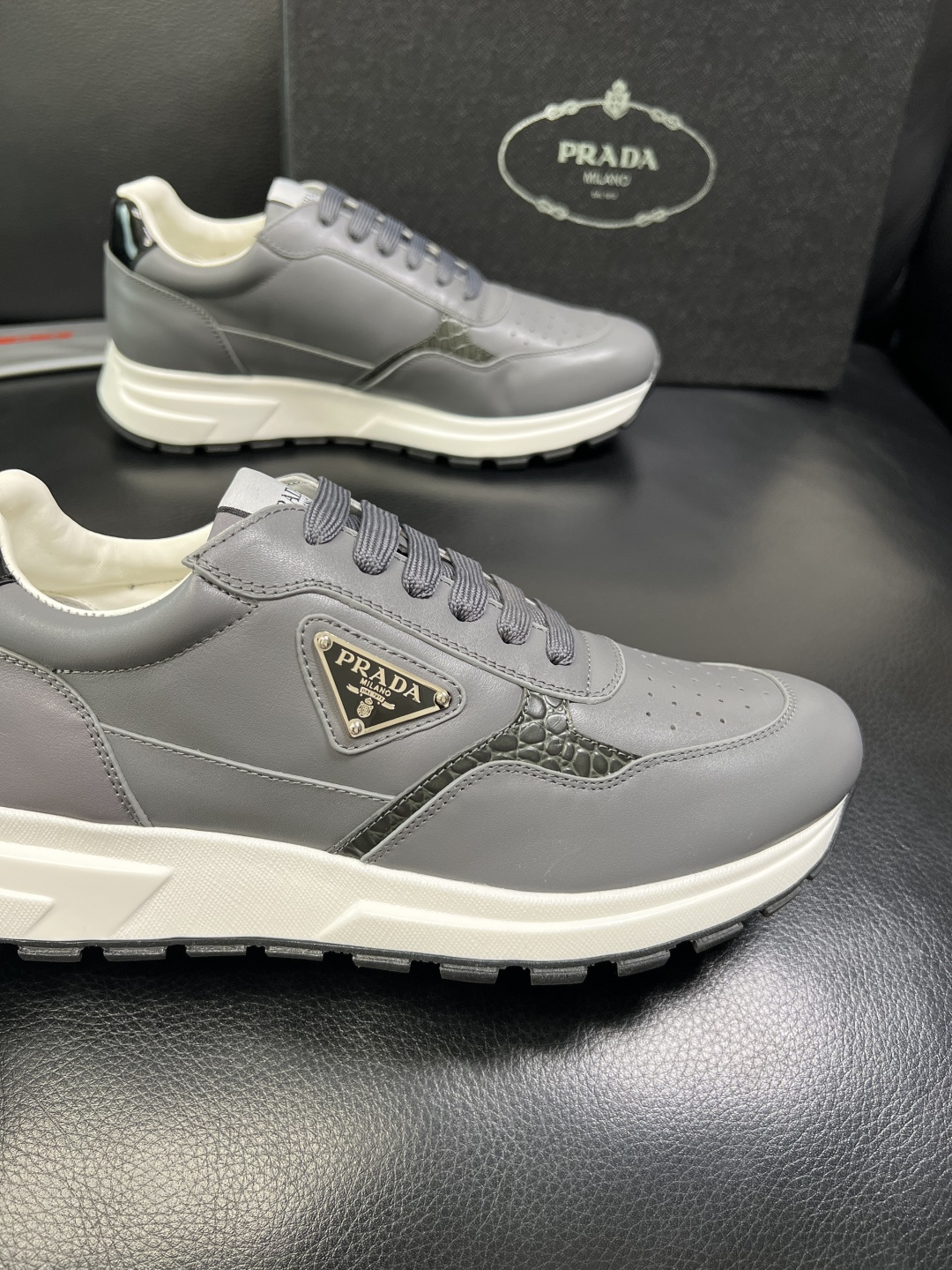 PRADA 高品质 顶级工艺品 普拉达 专柜同步 原厂配置，意大利进口原版牛皮，透气舒适进口水染牛里垫，