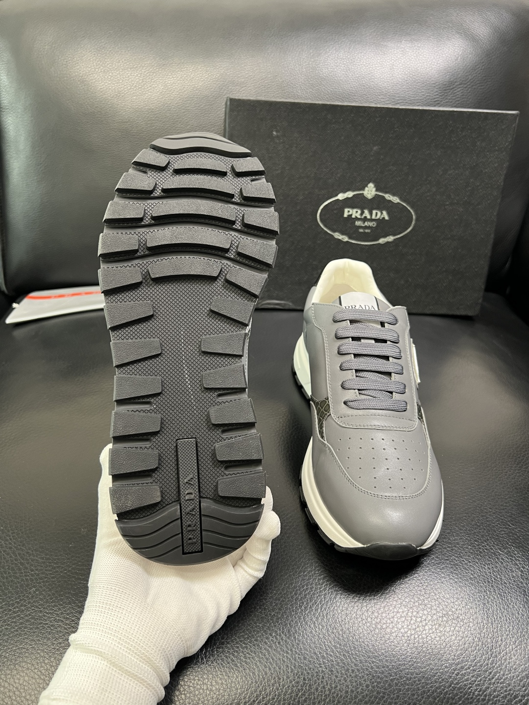 PRADA 高品质 顶级工艺品 普拉达 专柜同步 原厂配置，意大利进口原版牛皮，透气舒适进口水染牛里垫，