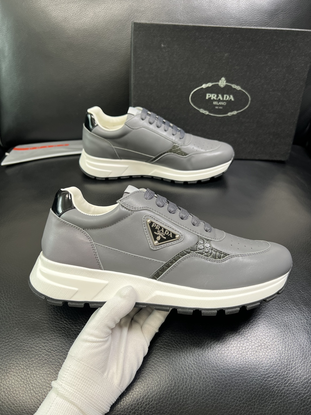 PRADA 高品质 顶级工艺品 普拉达 专柜同步 原厂配置，意大利进口原版牛皮，透气舒适进口水染牛里垫，