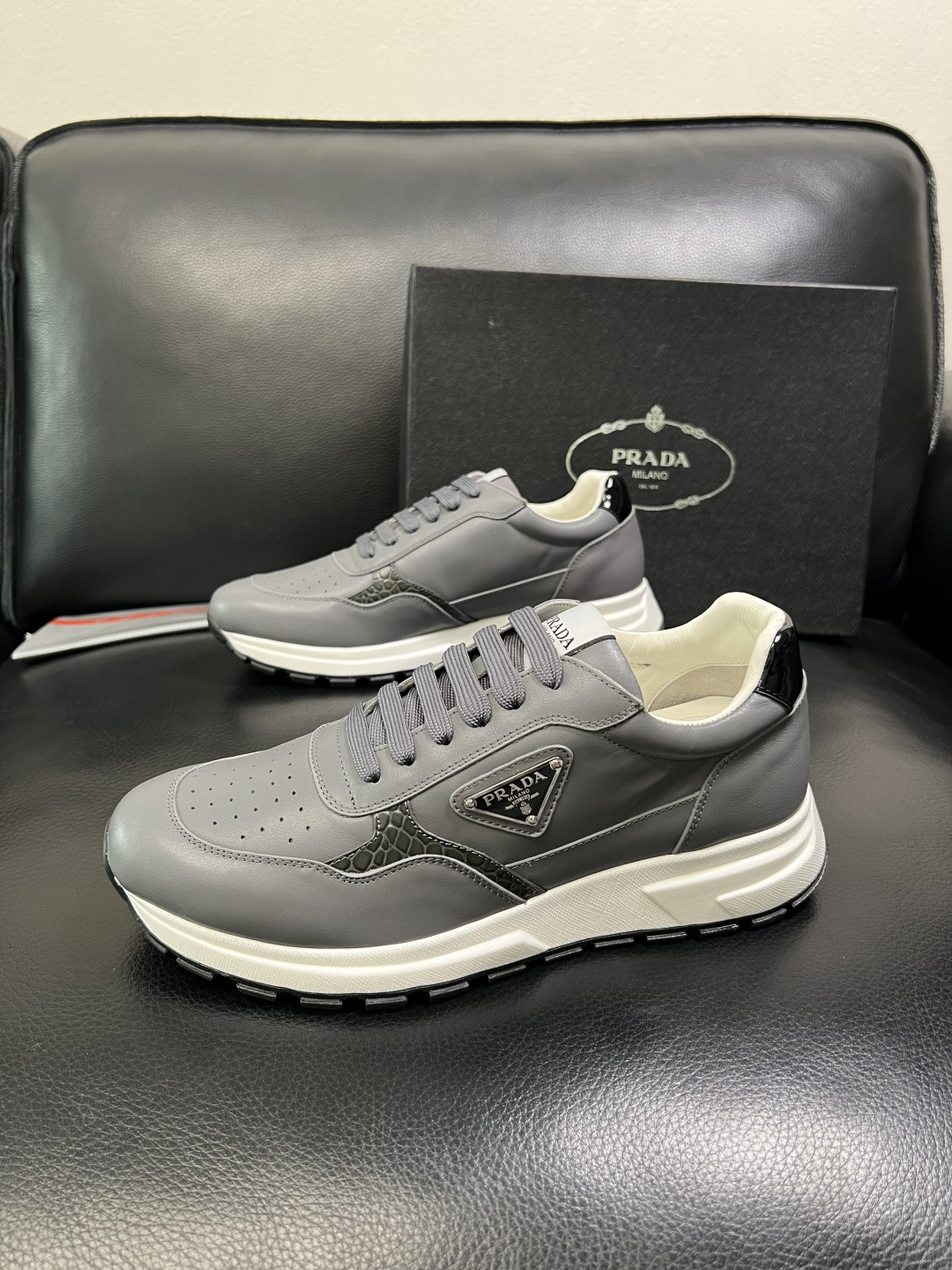 PRADA 高品质 顶级工艺品 普拉达 专柜同步 原厂配置，意大利进口原版牛皮，透气舒适进口水染牛里垫，