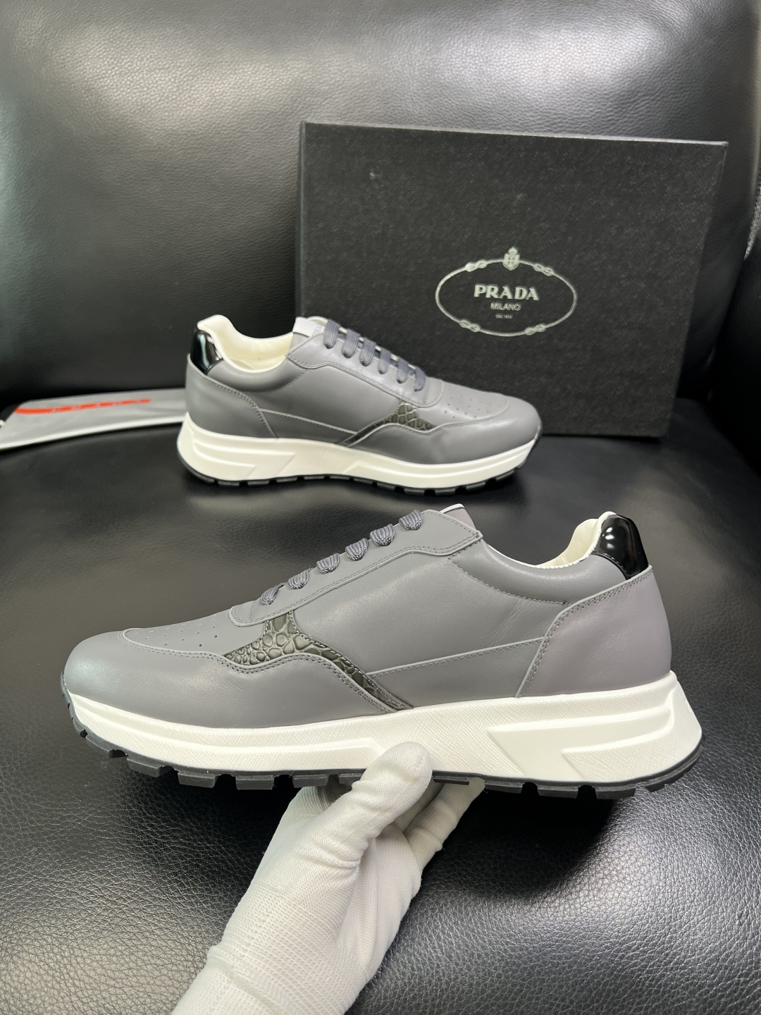 PRADA 高品质 顶级工艺品 普拉达 专柜同步 原厂配置，意大利进口原版牛皮，透气舒适进口水染牛里垫，