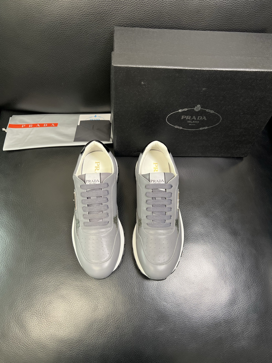 PRADA 高品质 顶级工艺品 普拉达 专柜同步 原厂配置，意大利进口原版牛皮，透气舒适进口水染牛里垫，