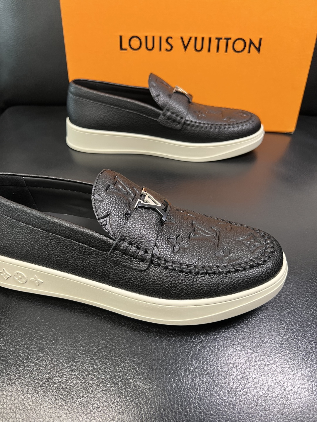 Lv 高品质 顶级工艺品 路易威登，运动板鞋专柜同步，鞋面意大利进口，高品质拼接缤纷色彩复杂工艺品，进口