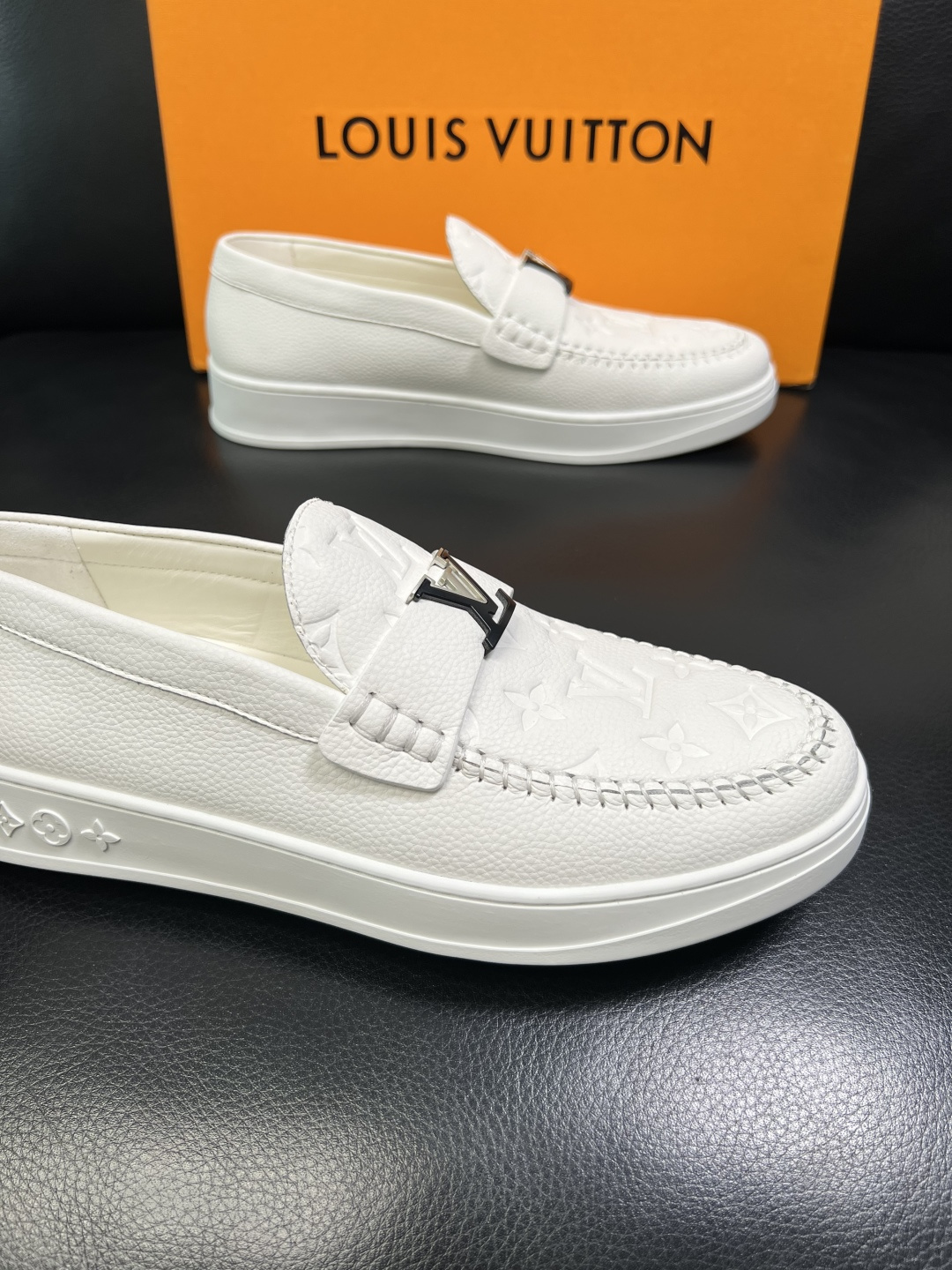 Lv 高品质 顶级工艺品 路易威登，运动板鞋专柜同步，鞋面意大利进口，高品质拼接缤纷色彩复杂工艺品，进口