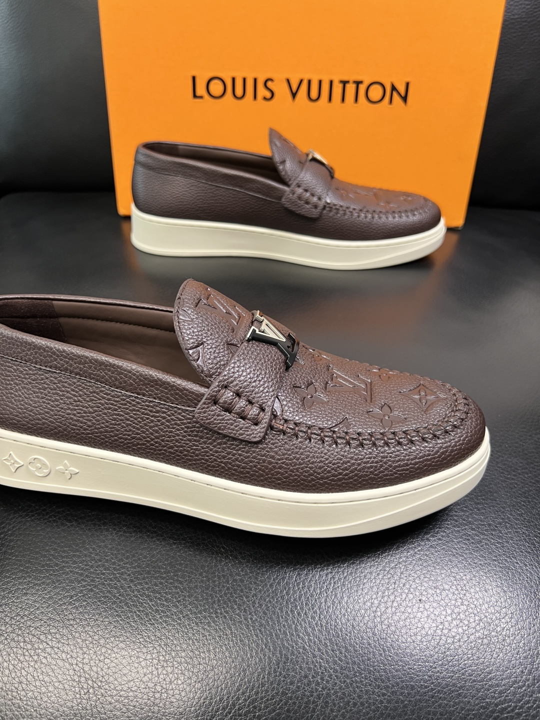 Lv 高品质 顶级工艺品 路易威登，运动板鞋专柜同步，鞋面意大利进口，高品质拼接缤纷色彩复杂工艺品，进口