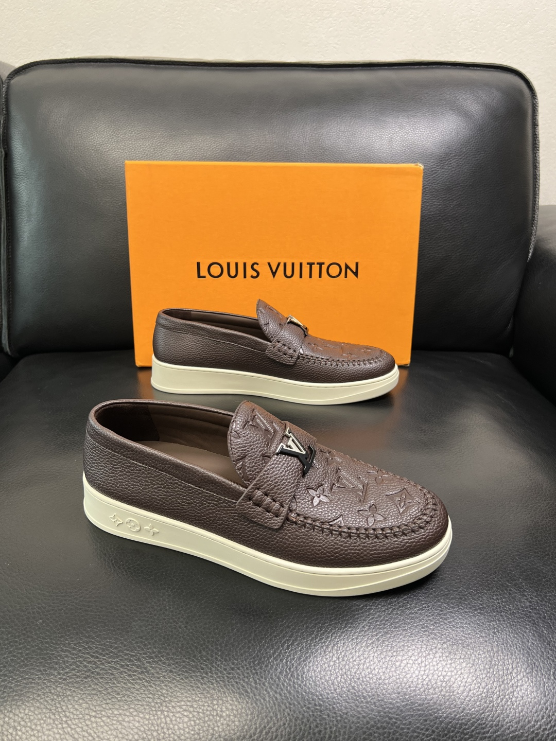 NO:711611,Lv high-quality top crafts Louis Vuitton, sports sneakers counter synchronization, uppers imported from Italy, high-quality splicing colorful complex crafts, imported mesh pads are soft and comfortable, original soles are specially provided by the original factory, TPU exclusive movable molded soles are super comfortable, original factory follow-up goods, code number 38-44 (customized 45), louis vuitton, louis vuitton19860909Lv 高品质 顶级工艺品 路易威登,运动板鞋专柜同步,鞋面意大利进口,高品质拼接缤纷色彩复杂工艺品,进口网布里垫柔软舒适,鞋底原厂特供原版底,TPU独家活动成型底超级舒适,原厂跟单货,码数 38-44（订做45）,,louis vuitton,louis vuitton,Men's shoes