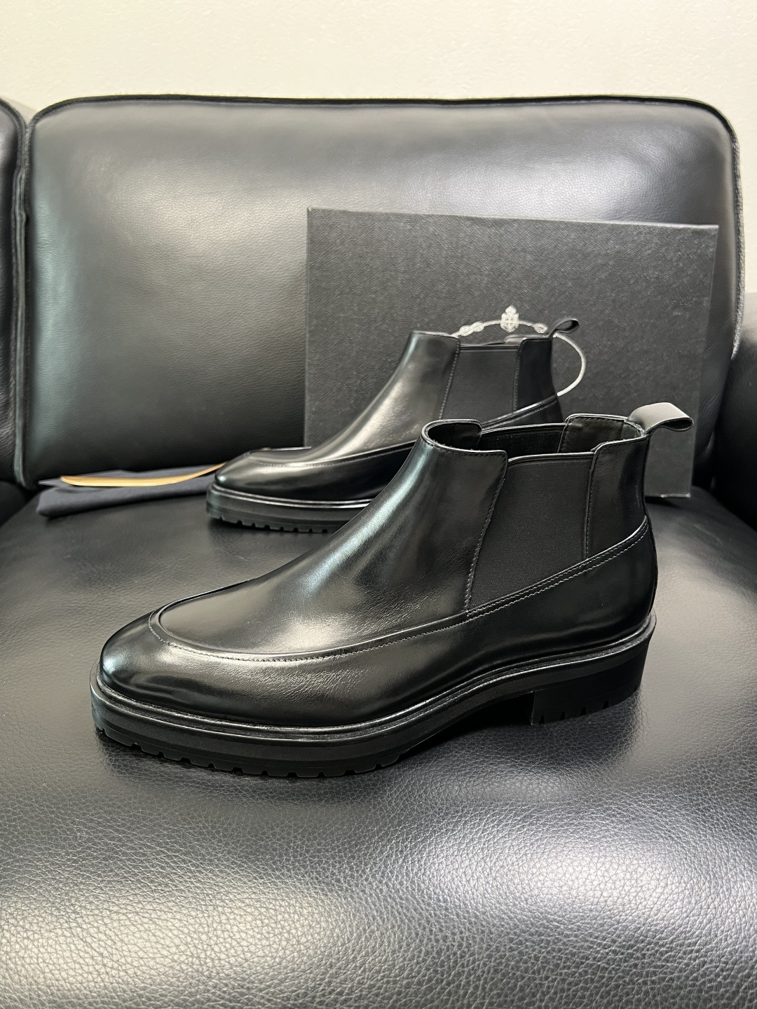 PRADA 高品质 顶级工艺品 普拉达 皮鞋专柜同步 原厂配置，意大利进口原版牛皮面料，透气舒适进口水染