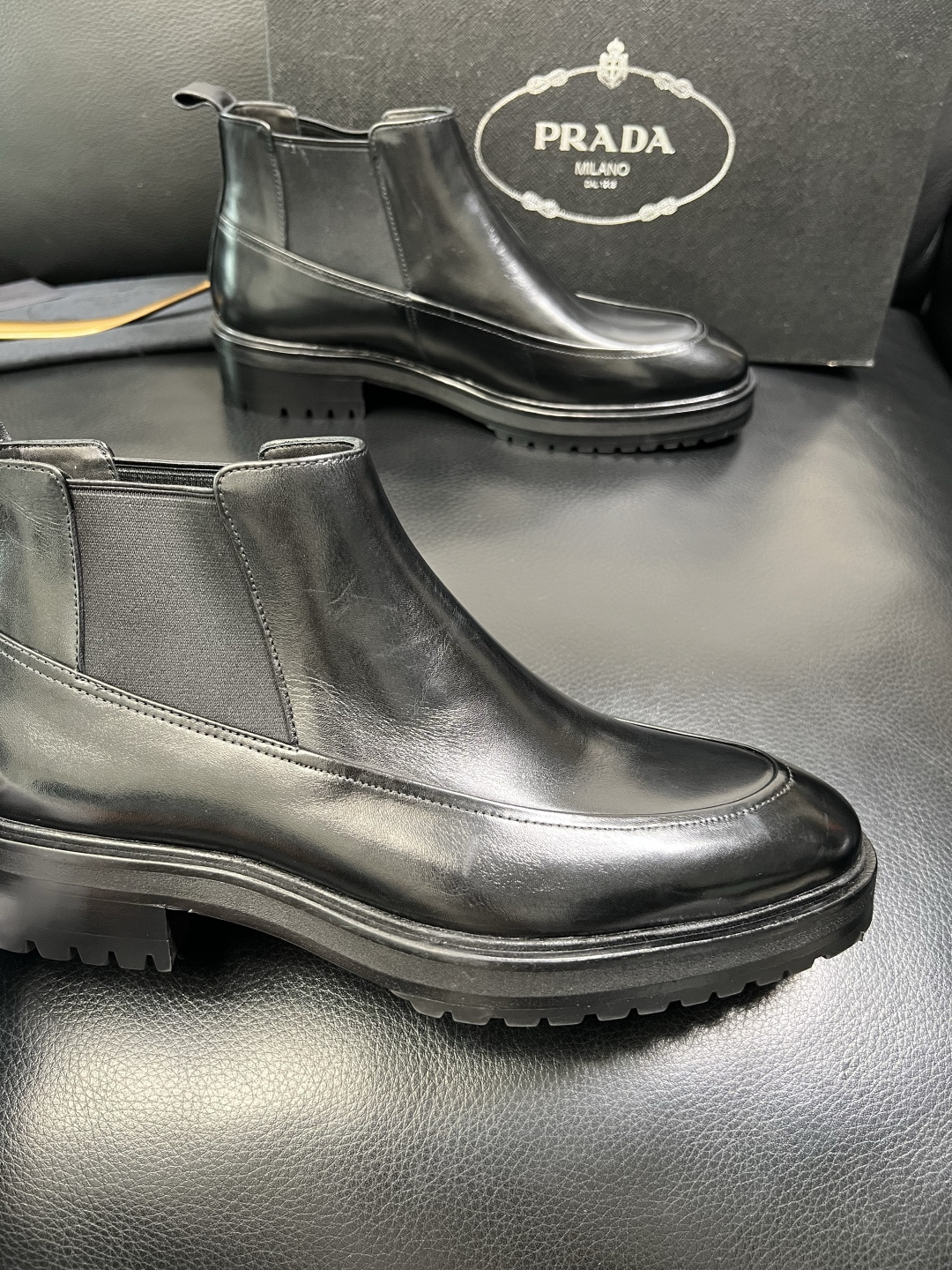 PRADA 高品质 顶级工艺品 普拉达 皮鞋专柜同步 原厂配置，意大利进口原版牛皮面料，透气舒适进口水染