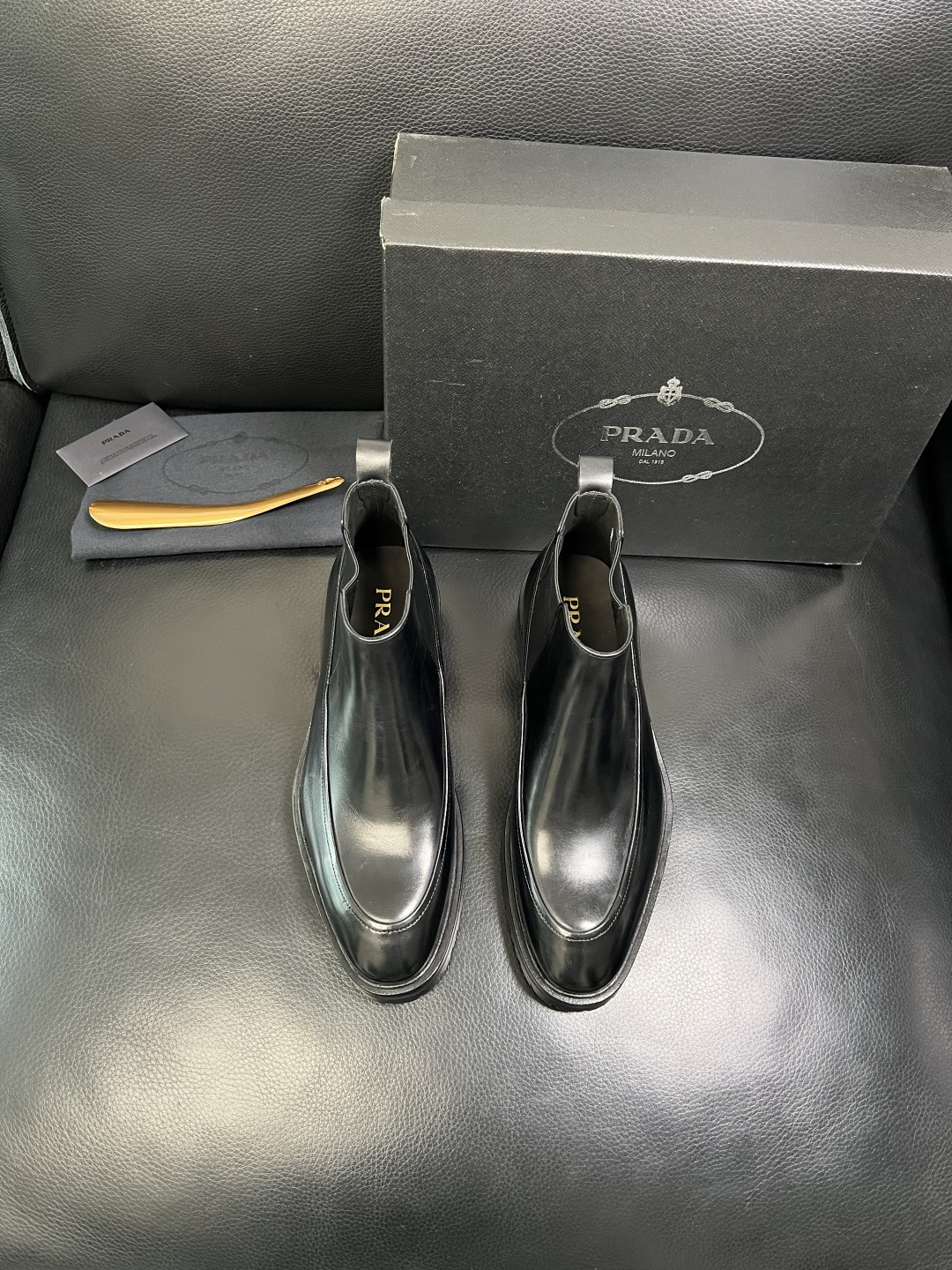 PRADA 高品质 顶级工艺品 普拉达 皮鞋专柜同步 原厂配置，意大利进口原版牛皮面料，透气舒适进口水染