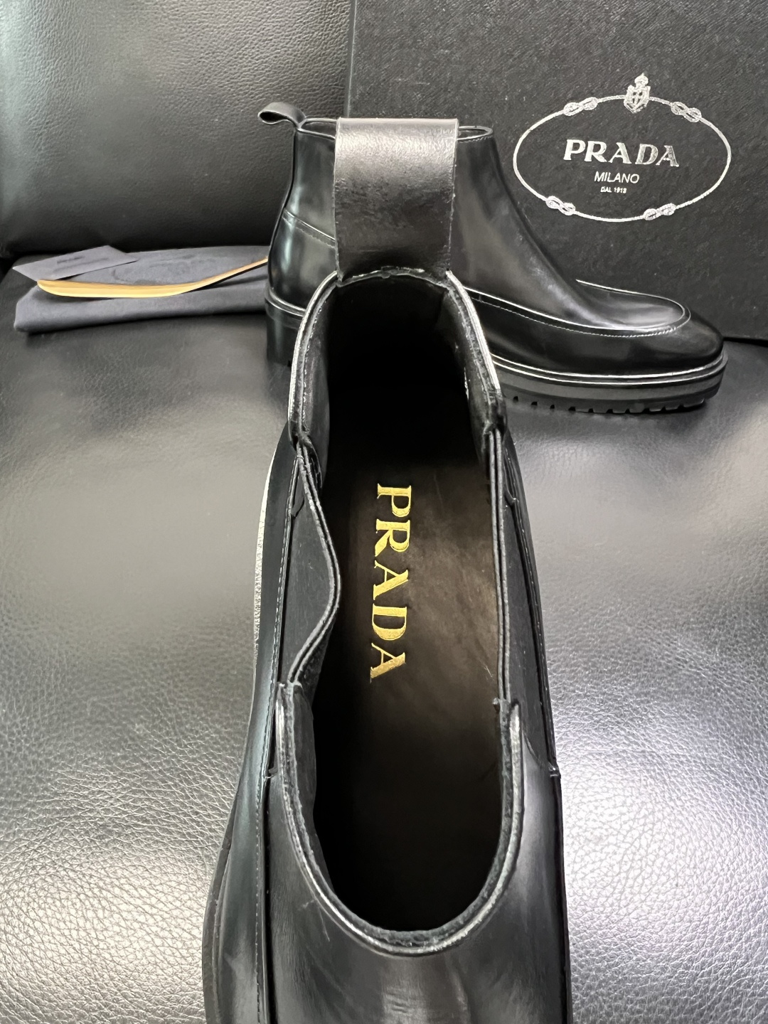 PRADA 高品质 顶级工艺品 普拉达 皮鞋专柜同步 原厂配置，意大利进口原版牛皮面料，透气舒适进口水染