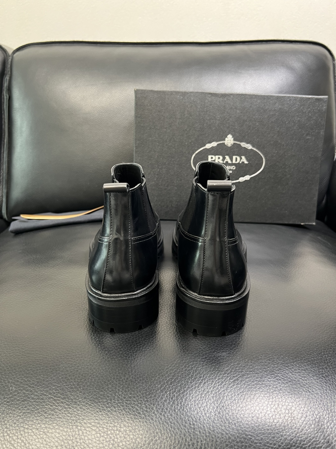 PRADA 高品质 顶级工艺品 普拉达 皮鞋专柜同步 原厂配置，意大利进口原版牛皮面料，透气舒适进口水染