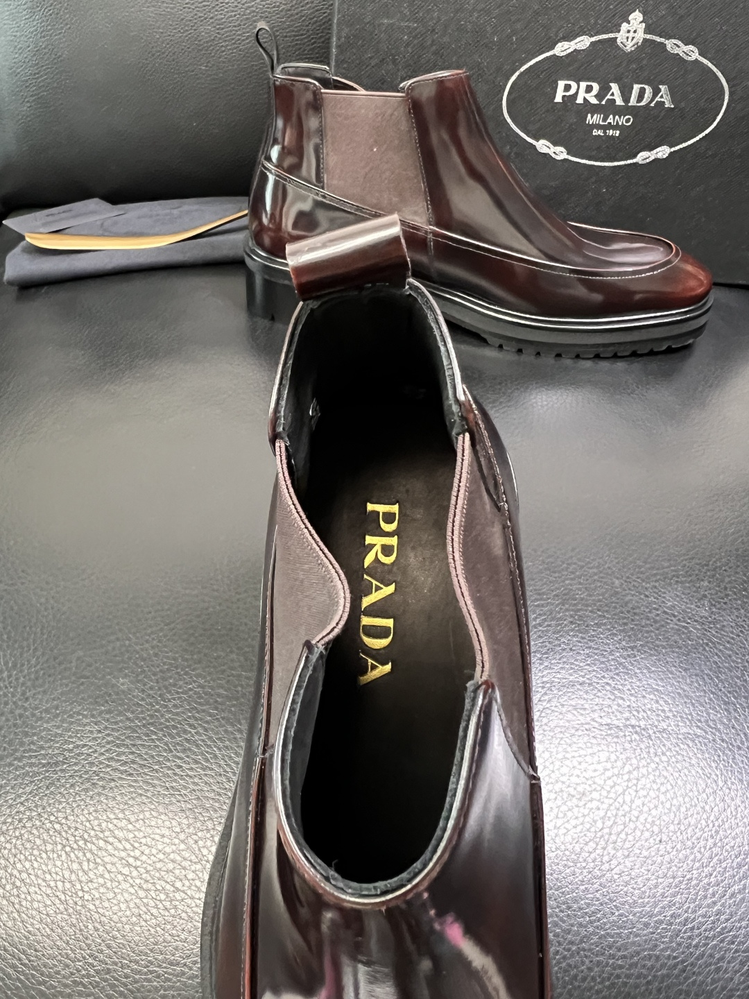 PRADA 高品质 顶级工艺品 普拉达 皮鞋专柜同步 原厂配置，意大利进口原版牛皮面料，透气舒适进口水染