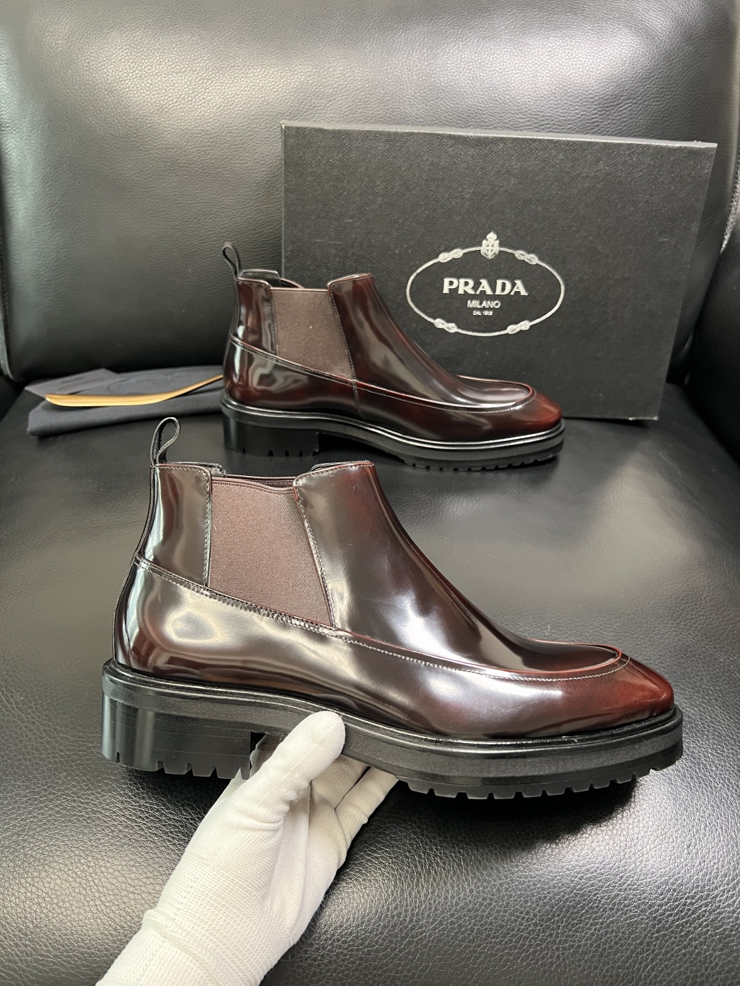 PRADA 高品质 顶级工艺品 普拉达 皮鞋专柜同步 原厂配置，意大利进口原版牛皮面料，透气舒适进口水染