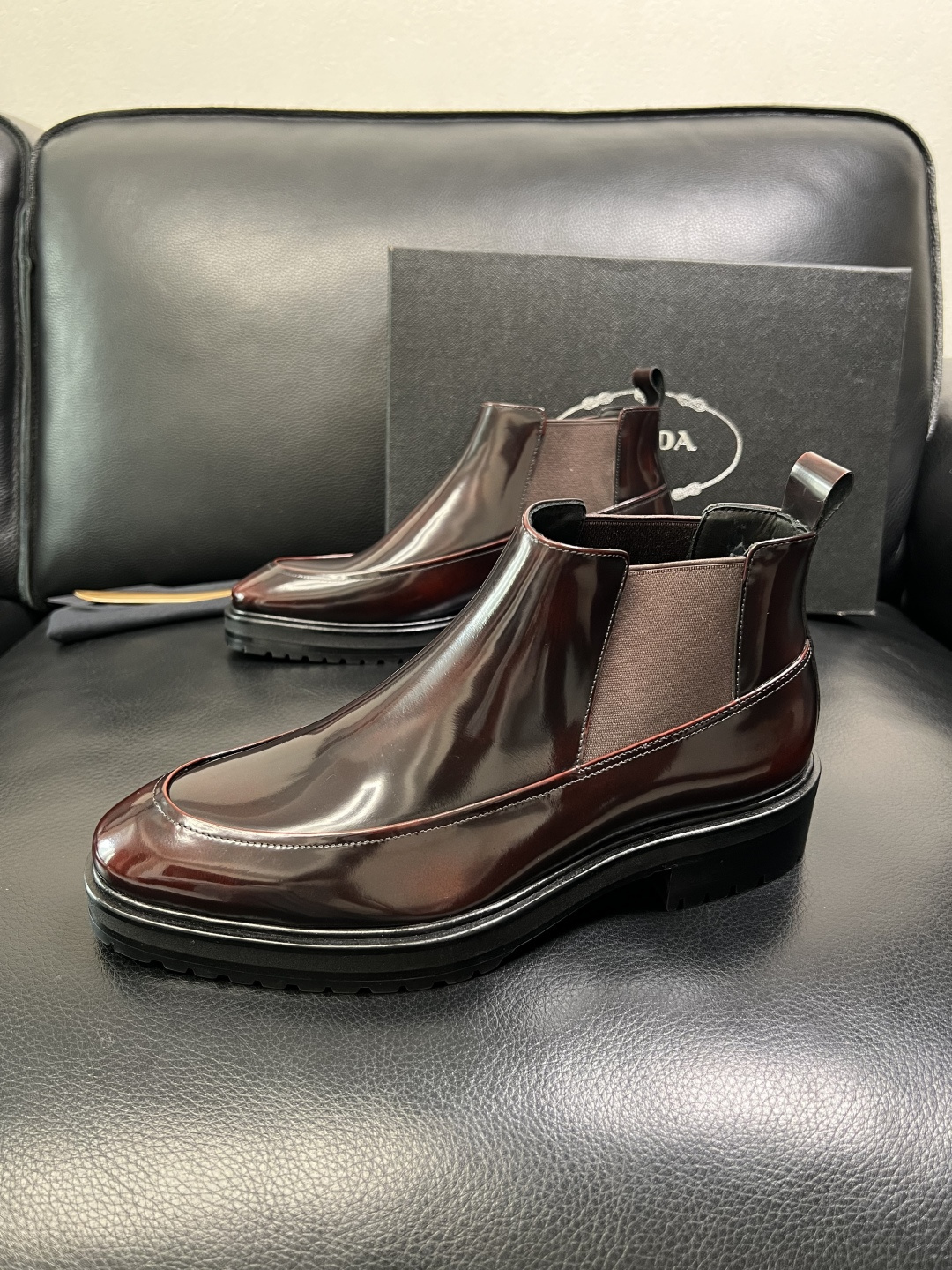 PRADA 高品质 顶级工艺品 普拉达 皮鞋专柜同步 原厂配置，意大利进口原版牛皮面料，透气舒适进口水染