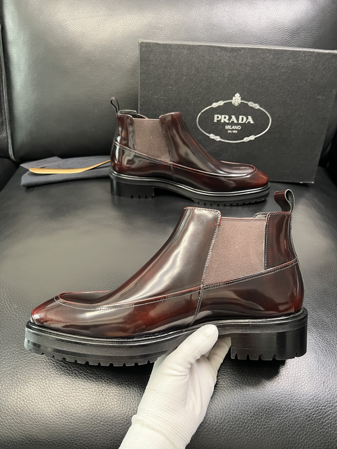 PRADA 高品质 顶级工艺品 普拉达 皮鞋专柜同步 原厂配置，意大利进口原版牛皮面料，透气舒适进口水染