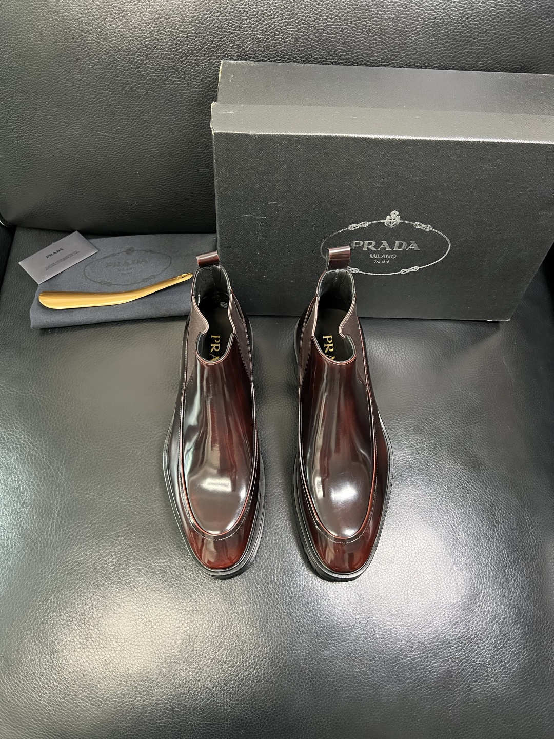 PRADA 高品质 顶级工艺品 普拉达 皮鞋专柜同步 原厂配置，意大利进口原版牛皮面料，透气舒适进口水染