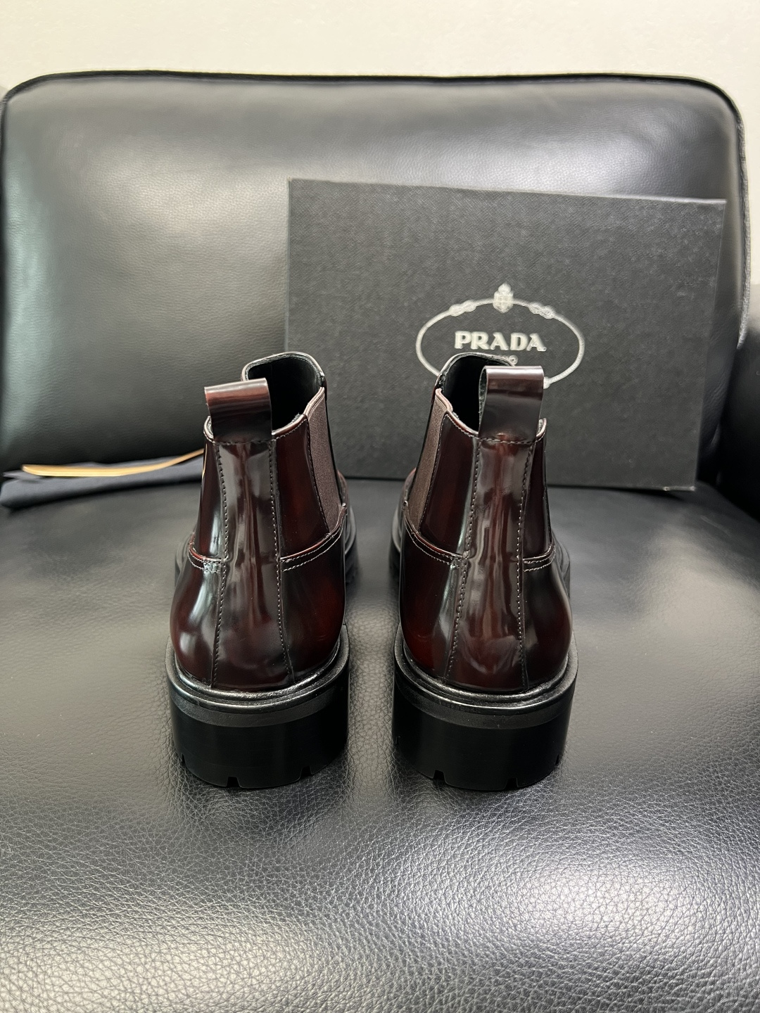 PRADA 高品质 顶级工艺品 普拉达 皮鞋专柜同步 原厂配置，意大利进口原版牛皮面料，透气舒适进口水染