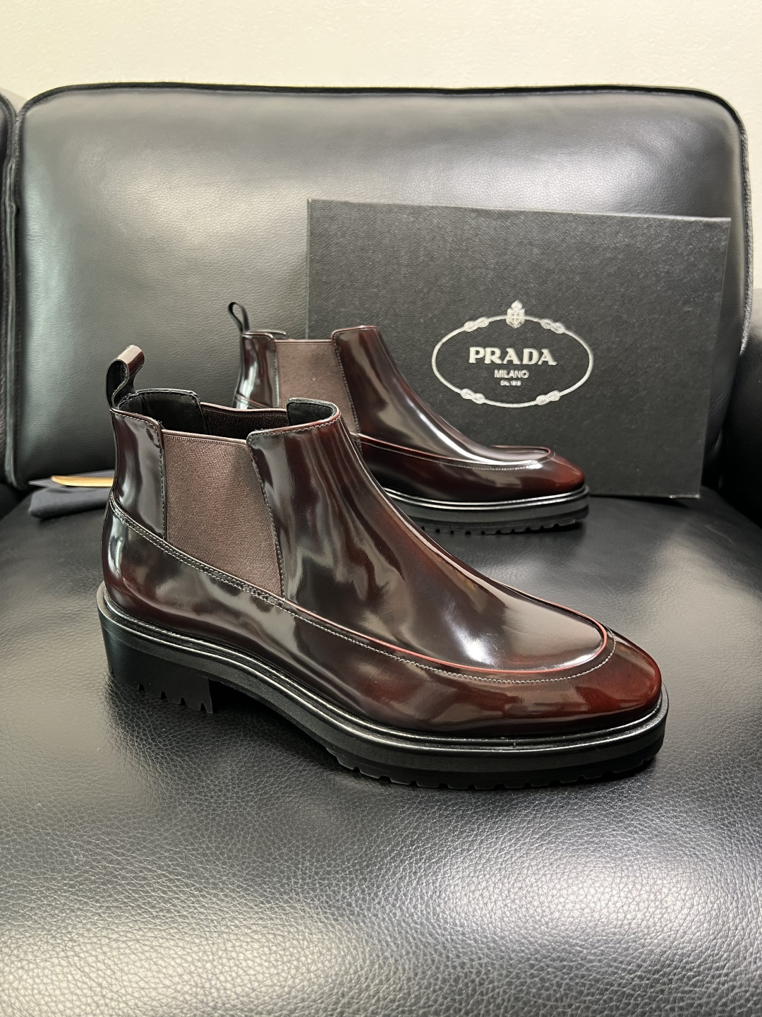 PRADA 高品质 顶级工艺品 普拉达 皮鞋专柜同步 原厂配置，意大利进口原版牛皮面料，透气舒适进口水染