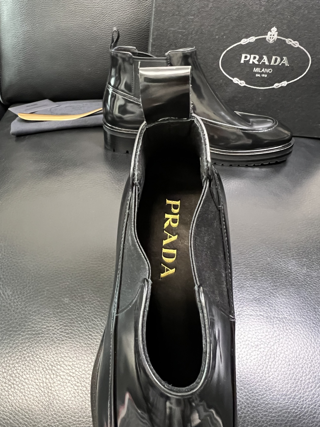 PRADA 高品质 顶级工艺品 普拉达 皮鞋专柜同步 原厂配置，意大利进口原版牛皮面料，透气舒适进口水染