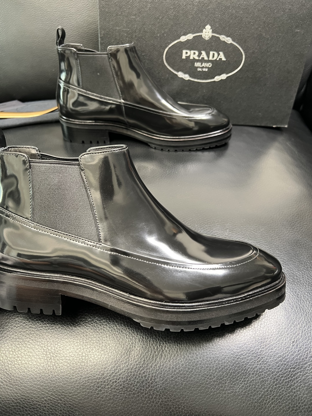 PRADA 高品质 顶级工艺品 普拉达 皮鞋专柜同步 原厂配置，意大利进口原版牛皮面料，透气舒适进口水染