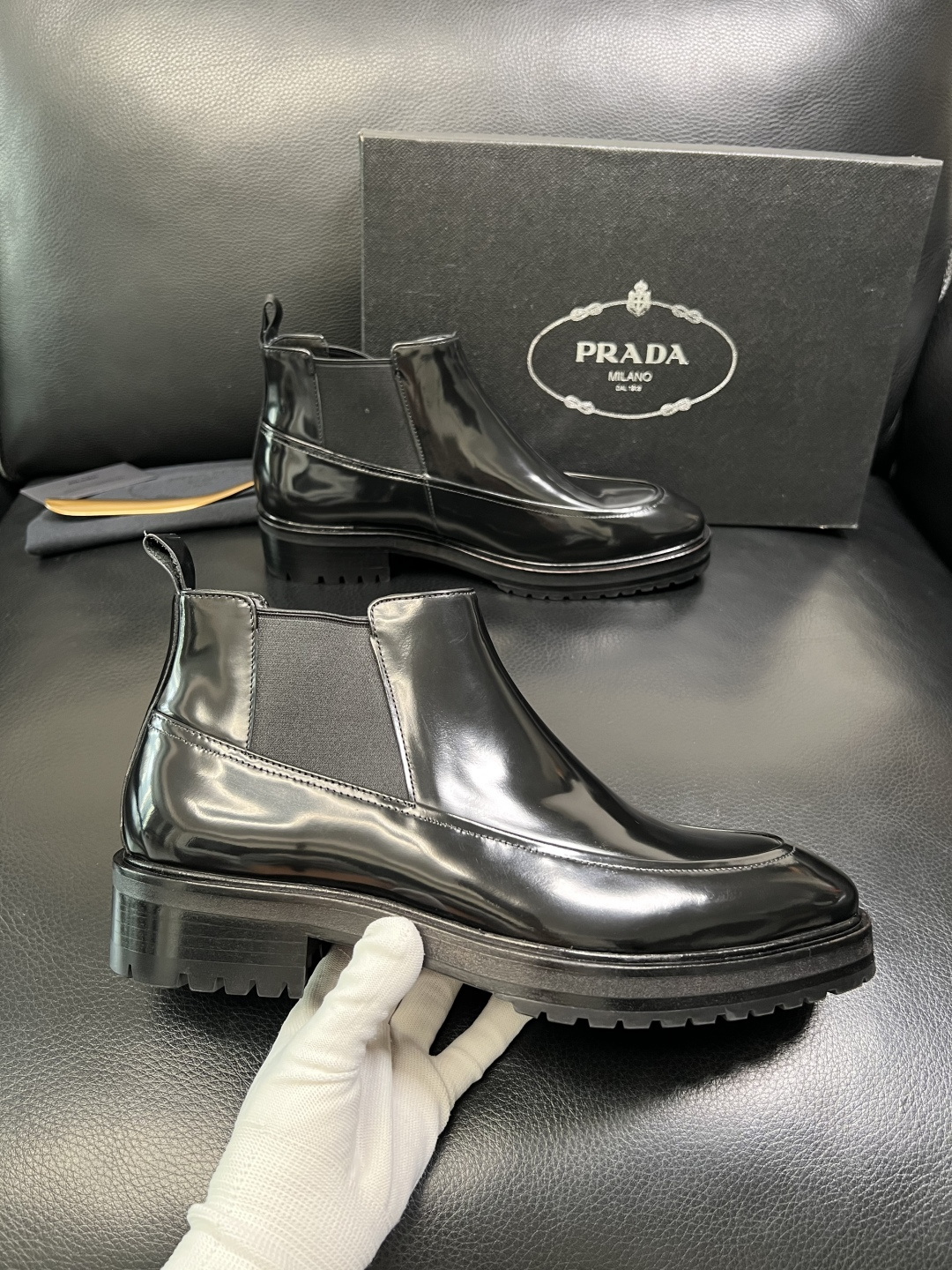 PRADA 高品质 顶级工艺品 普拉达 皮鞋专柜同步 原厂配置，意大利进口原版牛皮面料，透气舒适进口水染