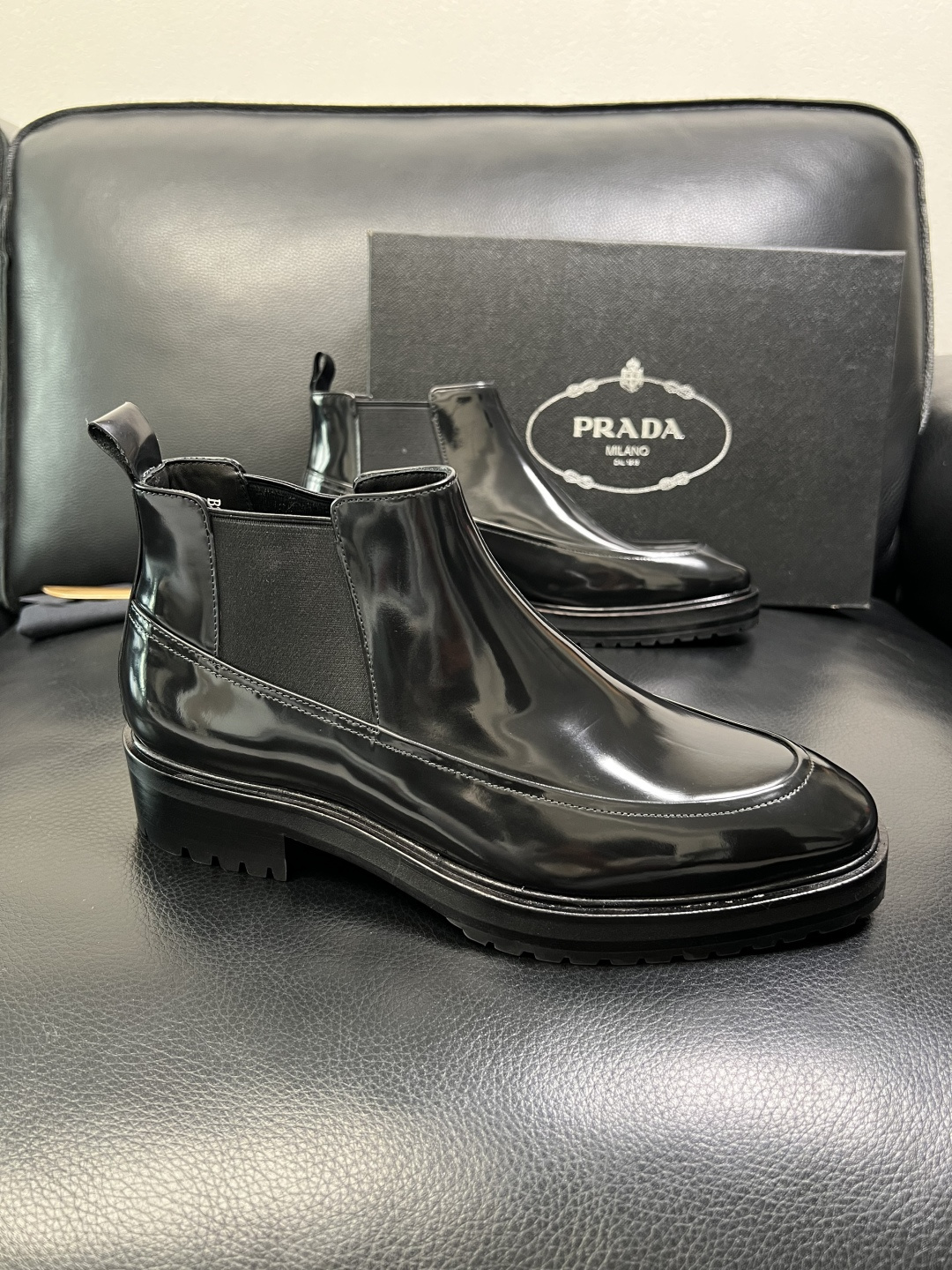 PRADA 高品质 顶级工艺品 普拉达 皮鞋专柜同步 原厂配置，意大利进口原版牛皮面料，透气舒适进口水染