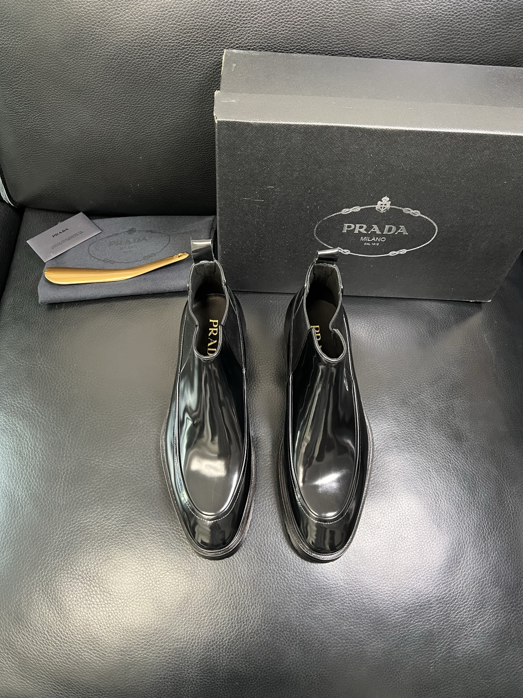 PRADA 高品质 顶级工艺品 普拉达 皮鞋专柜同步 原厂配置，意大利进口原版牛皮面料，透气舒适进口水染